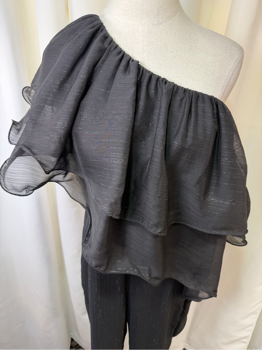 NWT Jewel Badgley Mischka Black & Silver Metallic Ruffled One Shoulder Jumpsuit - Picture 4 of 13